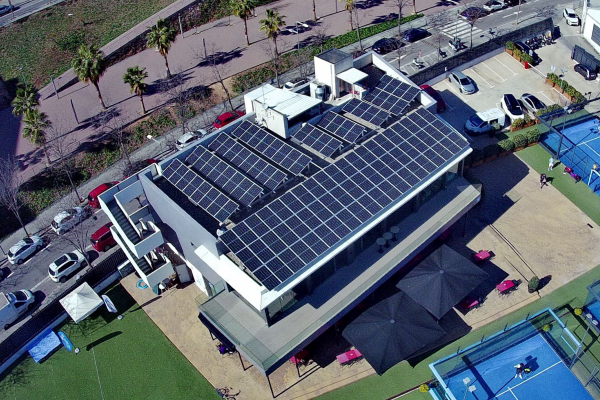 Proyecto industrial instalación panales solares en Padel Aurial Cornella